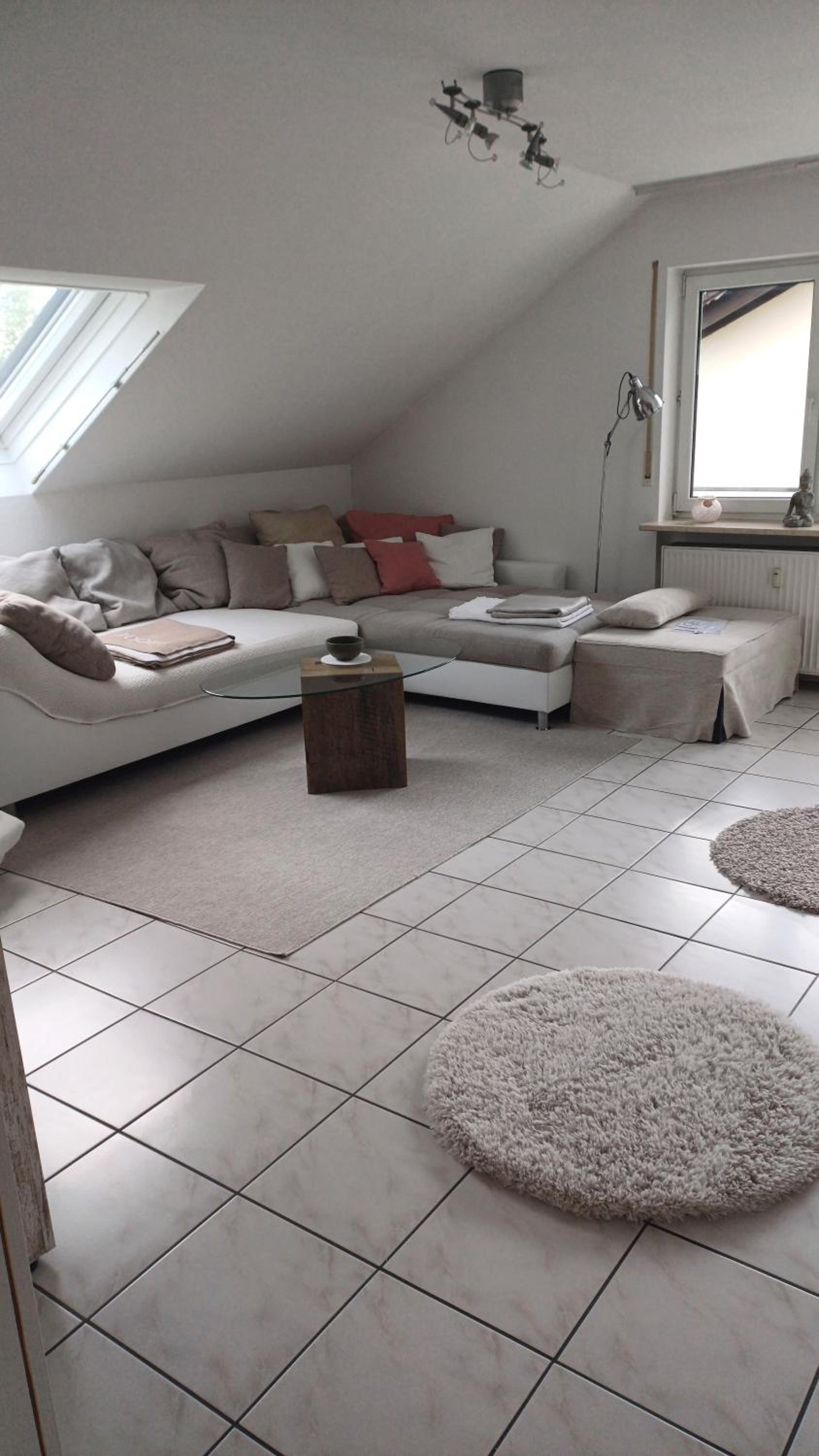 Helle schöne Dachgeschosswohnung mit Balkon