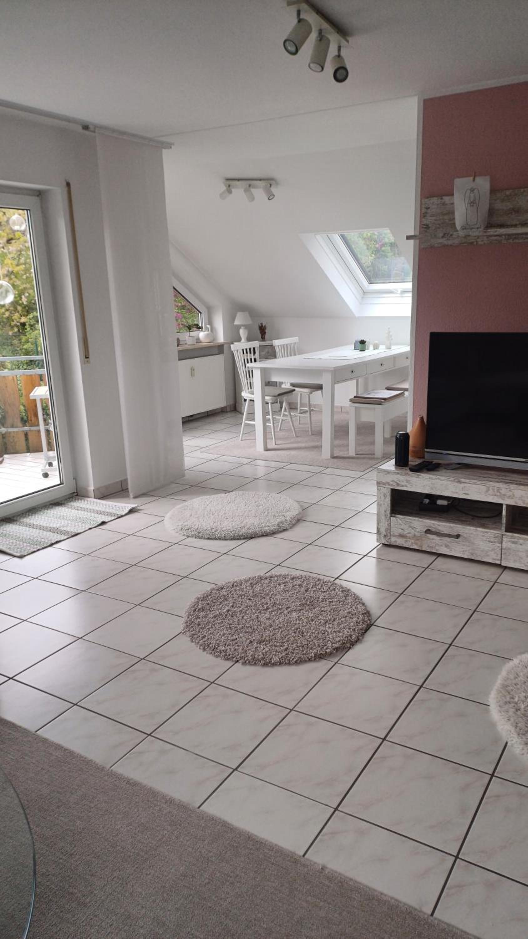 Helle schöne Dachgeschosswohnung mit Balkon