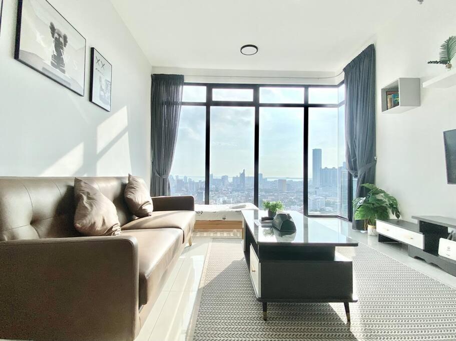 Beacon Executive Suites #Warmth #SkyPool #Georgetown #5pax #2BR 2bath #2Queen 1Single #Quality well maintained #Private host view 5