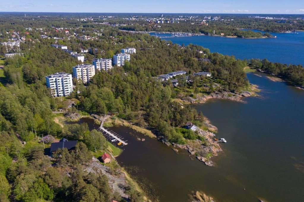 Meren rannalla viihtyisä asunto.
