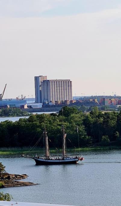 Meren rannalla viihtyisä asunto.