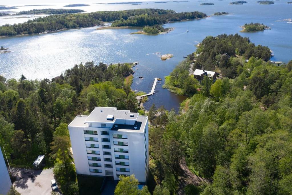 Meren rannalla viihtyisä asunto.