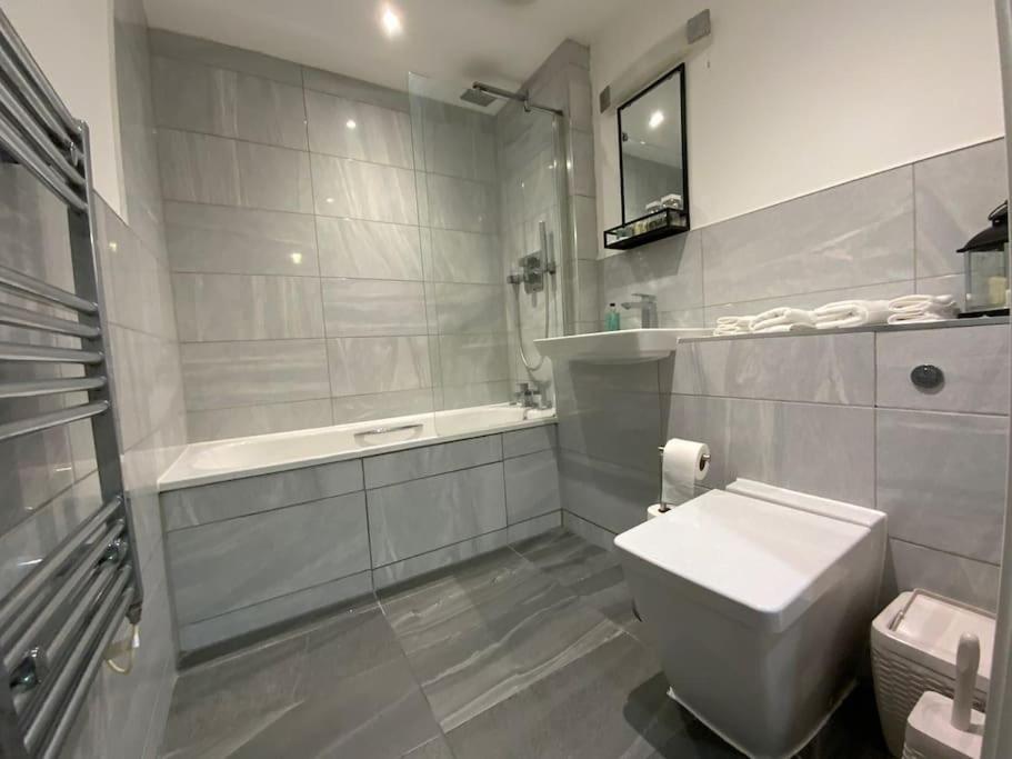 Modern 1 bedroom serviced apartment with garden view 2