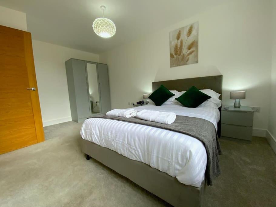 Modern 1 bedroom serviced apartment with garden view 3