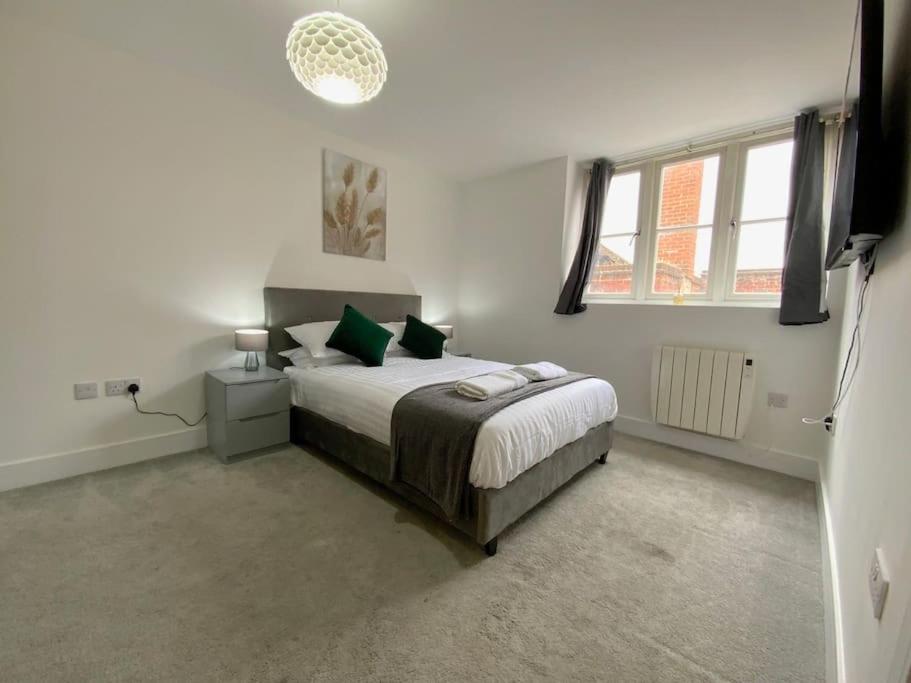 Modern 1 bedroom serviced apartment with garden view 5