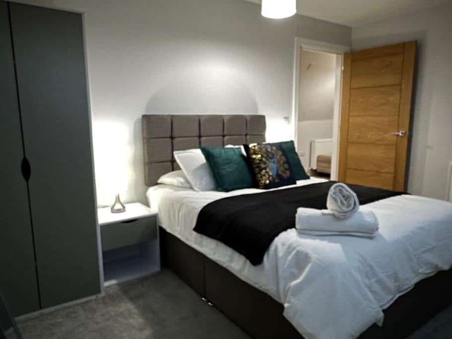 Modern, spacious with s/king bed Apartment view 2