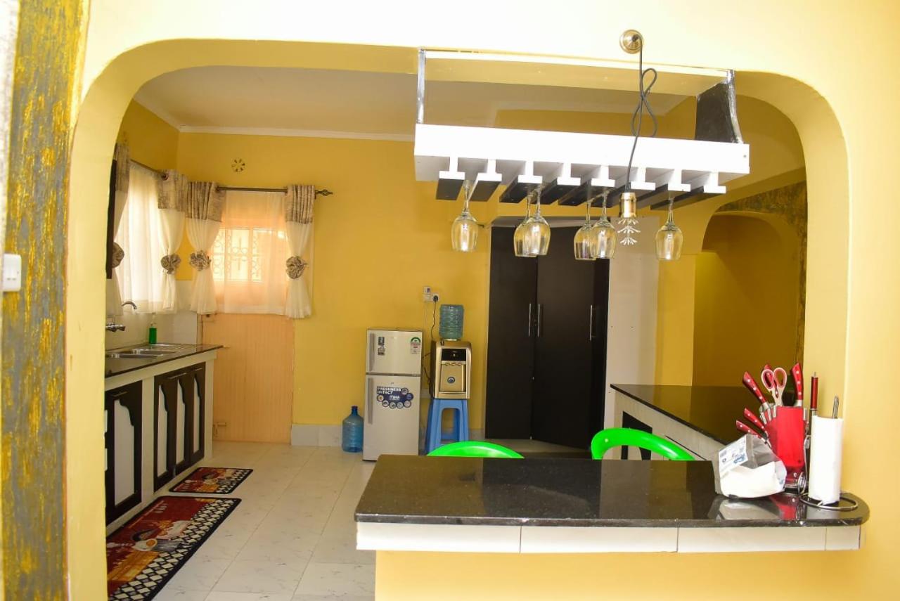 Aggie's BnB- Entire 3-Bedroom Bungalow