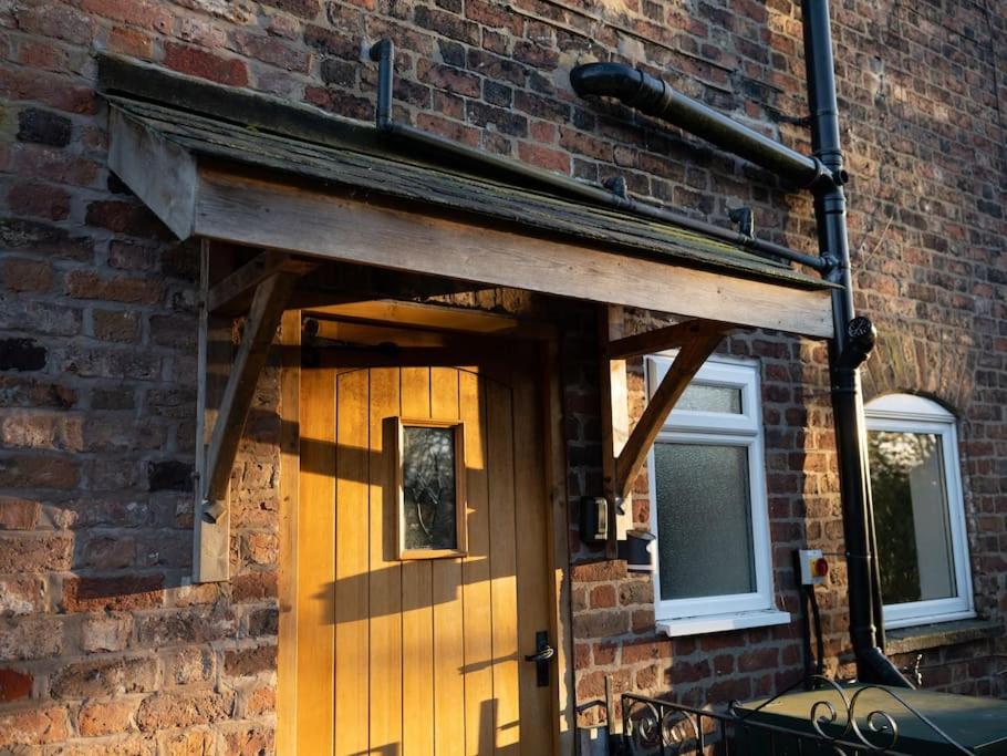 Charming Cottage Getaway in Altrincham view 5