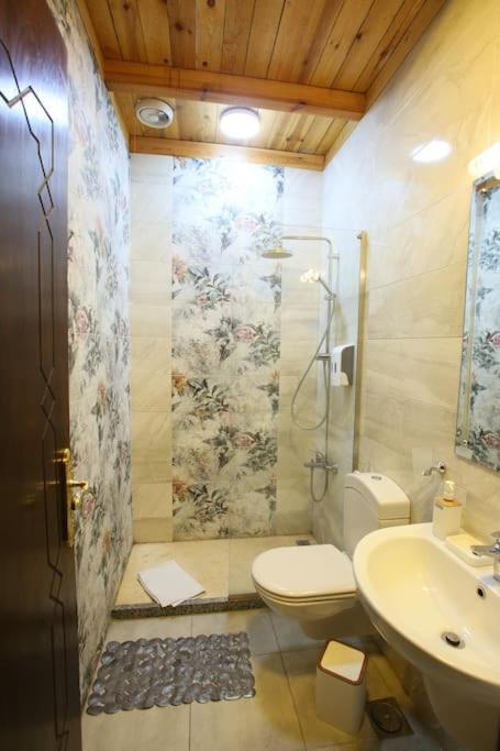 Authentic Arabesque 4BR Apt in Downtown - Mint 36
