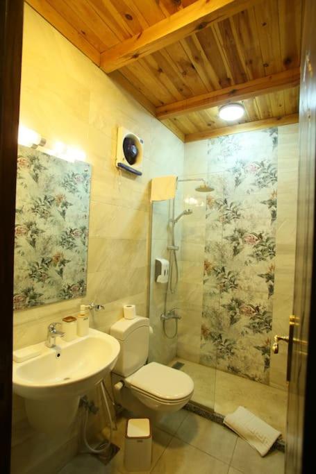 Authentic Arabesque 4BR Apt in Downtown - Mint 36