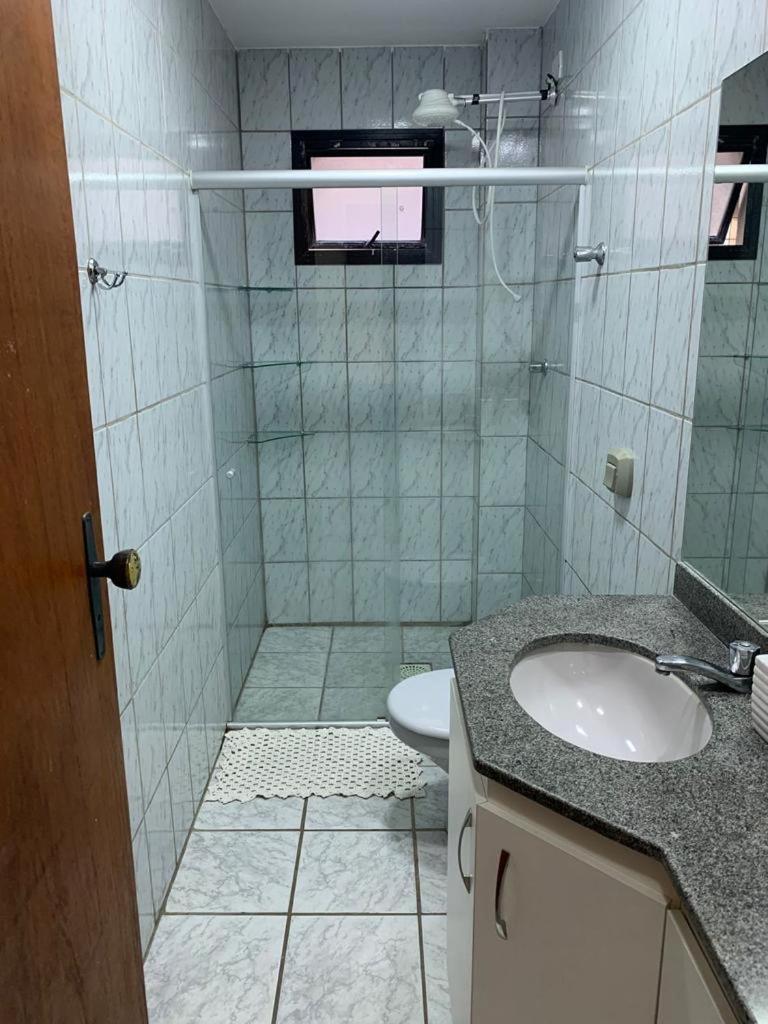 Apartamento Praia do Morro há 80 metros da praia, próximo a Avenida Paris