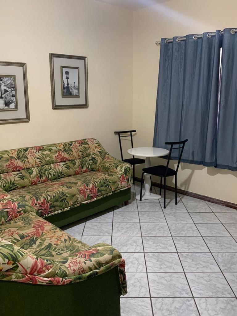 Apartamento Praia do Morro há 80 metros da praia, próximo a Avenida Paris
