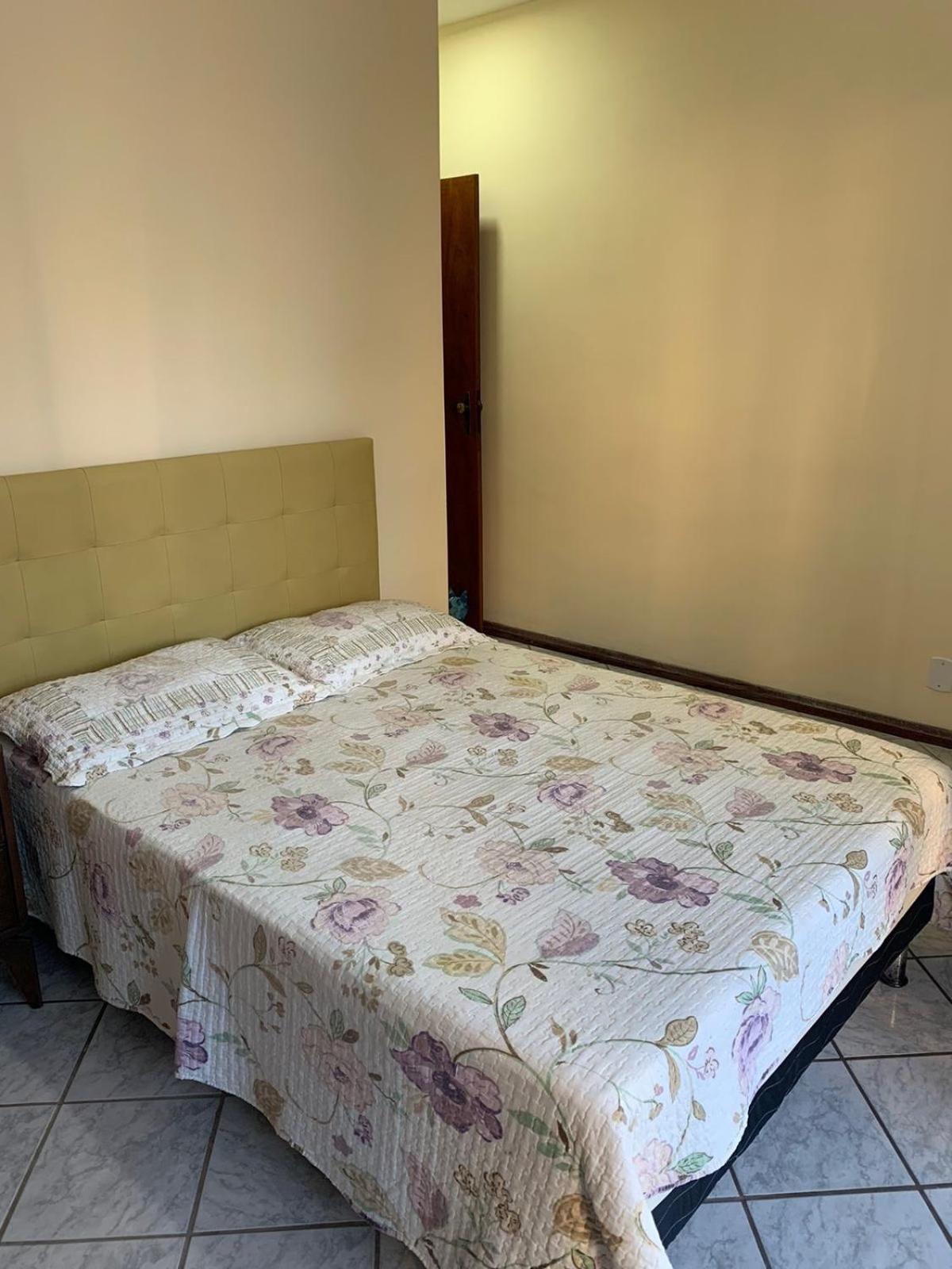 Apartamento Praia do Morro há 80 metros da praia, próximo a Avenida Paris