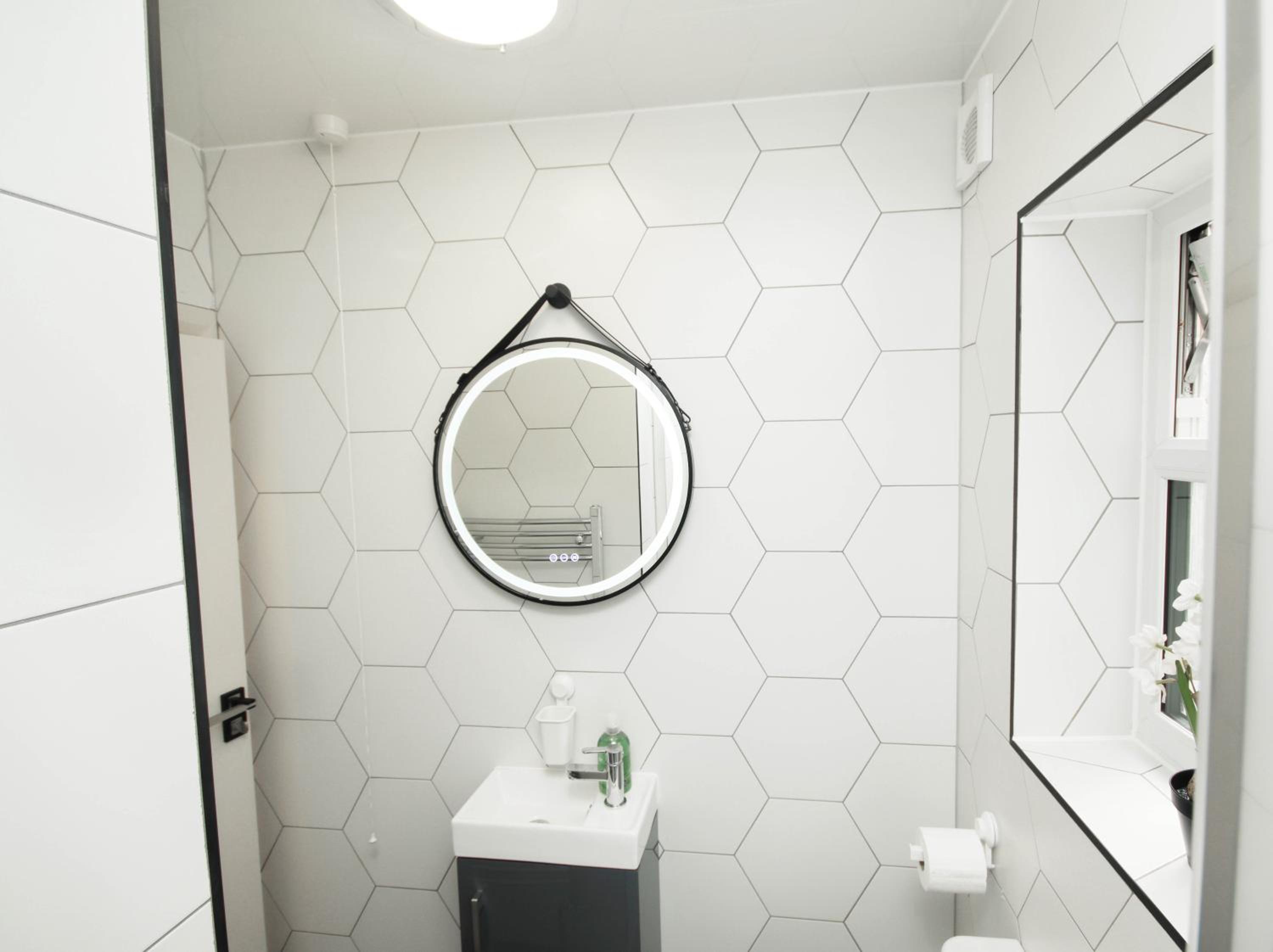 Rayan Heights Cosy 1 bedroom flat sleeps 2 perfect for contractors tourists families - Free parking