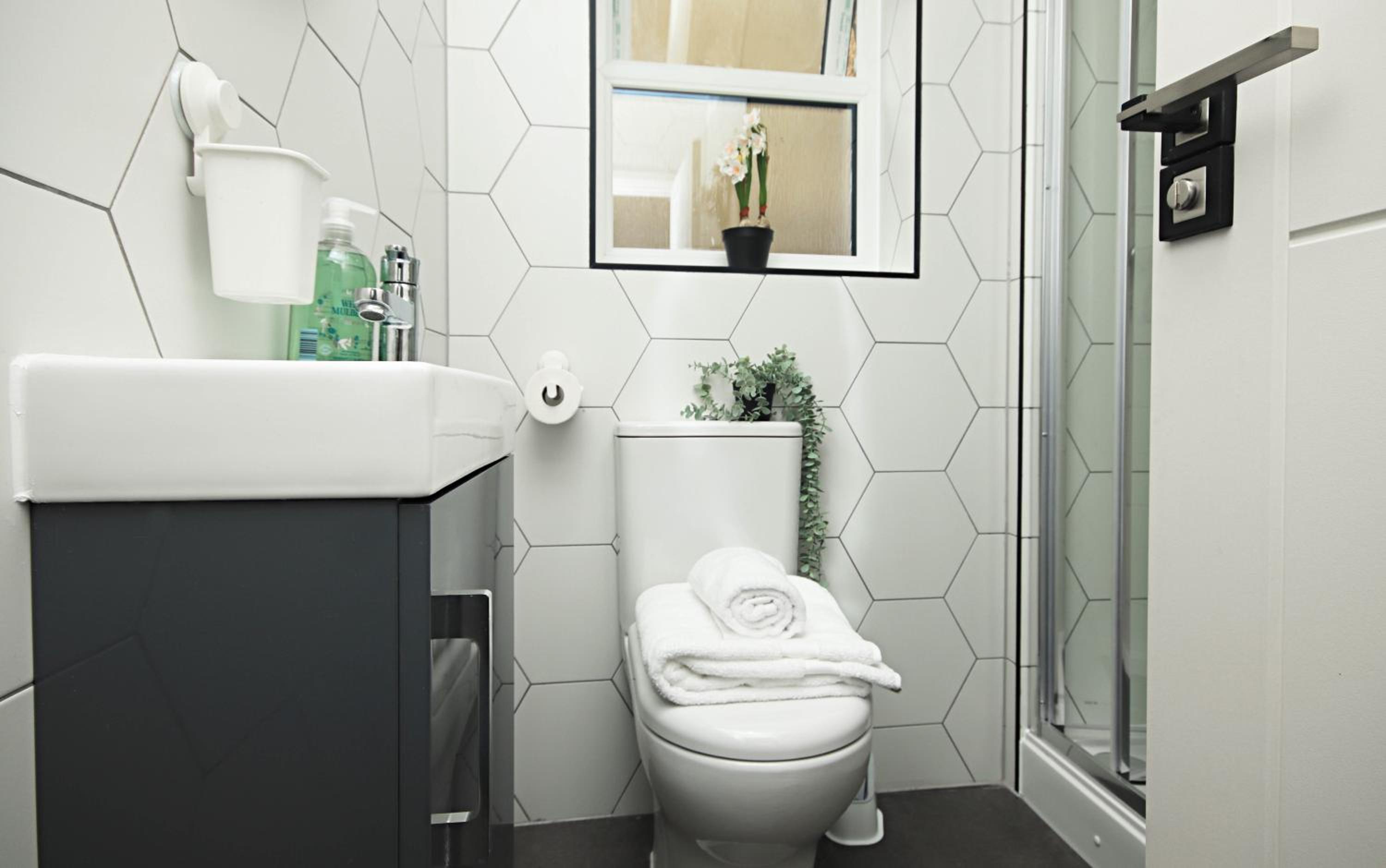 Rayan Heights Cosy 1 bedroom flat sleeps 2 perfect for contractors tourists families - Free parking