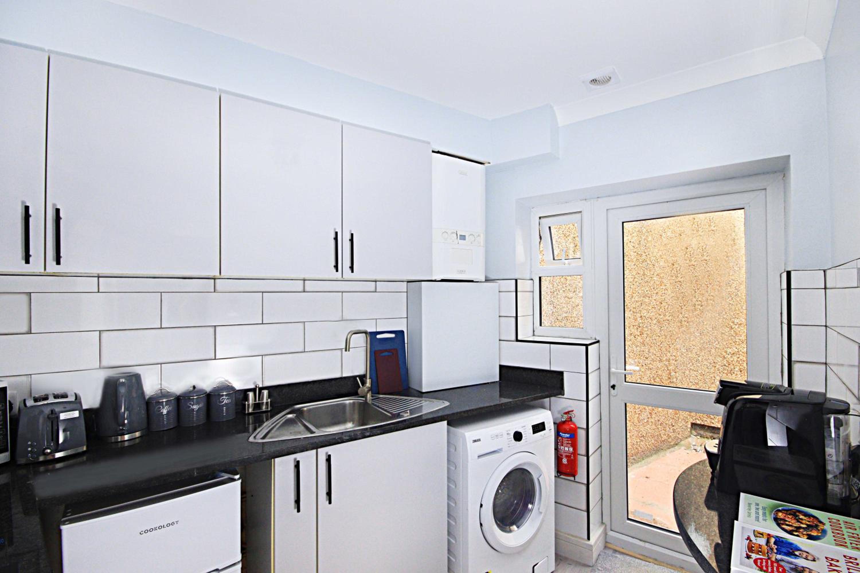 Rayan Heights Cosy 1 bedroom flat sleeps 2 perfect for contractors tourists families - Free parking