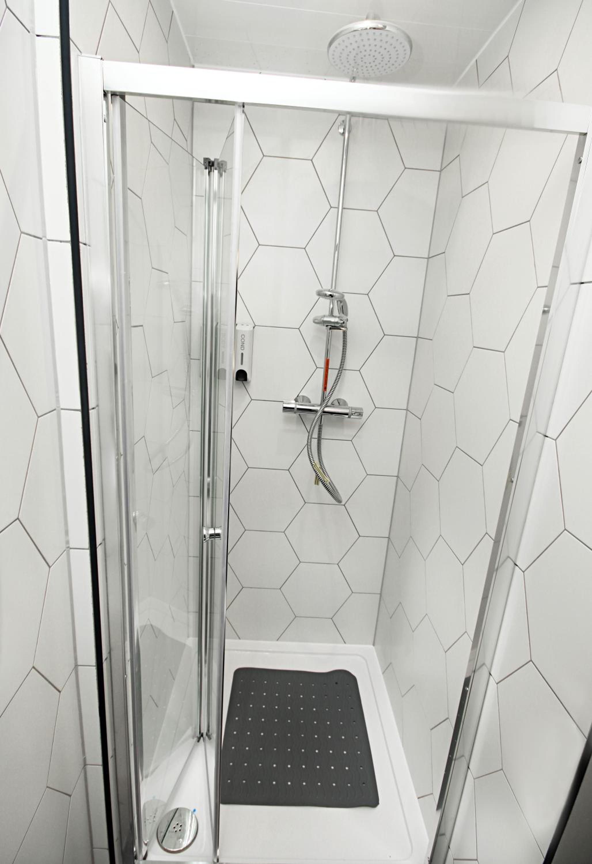 Rayan Heights Cosy 1 bedroom flat sleeps 2 perfect for contractors tourists families - Free parking