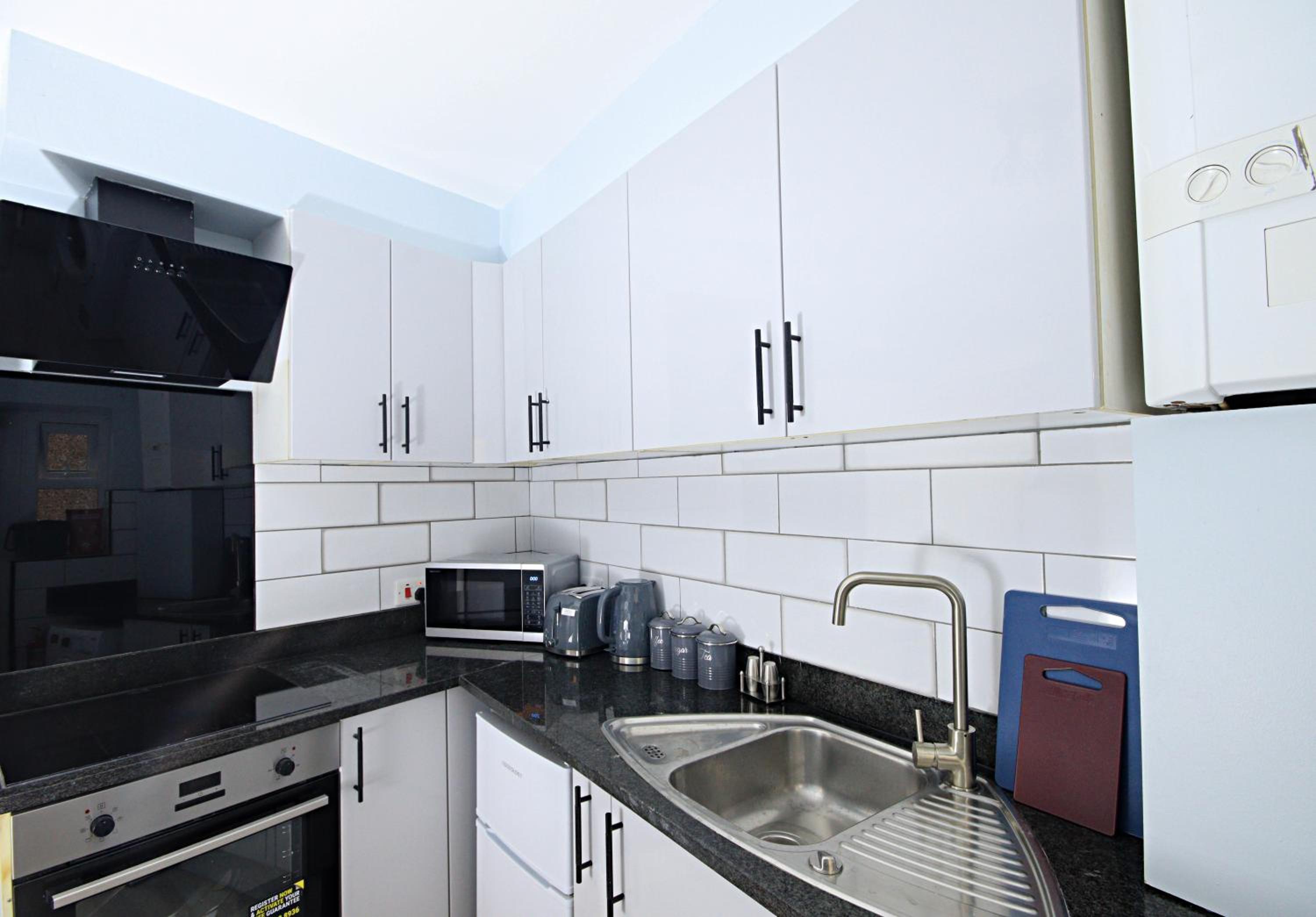 Rayan Heights Cosy 1 bedroom flat sleeps 2 perfect for contractors tourists families - Free parking