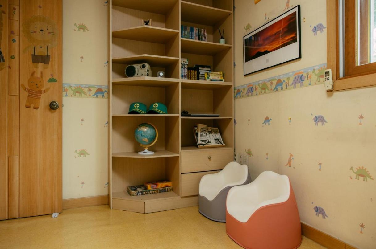 Comfortable home 10 min from Hongik University, 5min from Gajwa station with baby products, 4 Bedrooms 8 people view 3