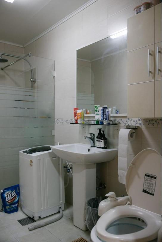Comfortable home 10 min from Hongik University, 5min from Gajwa station with baby products, 4 Bedrooms 8 people view 4