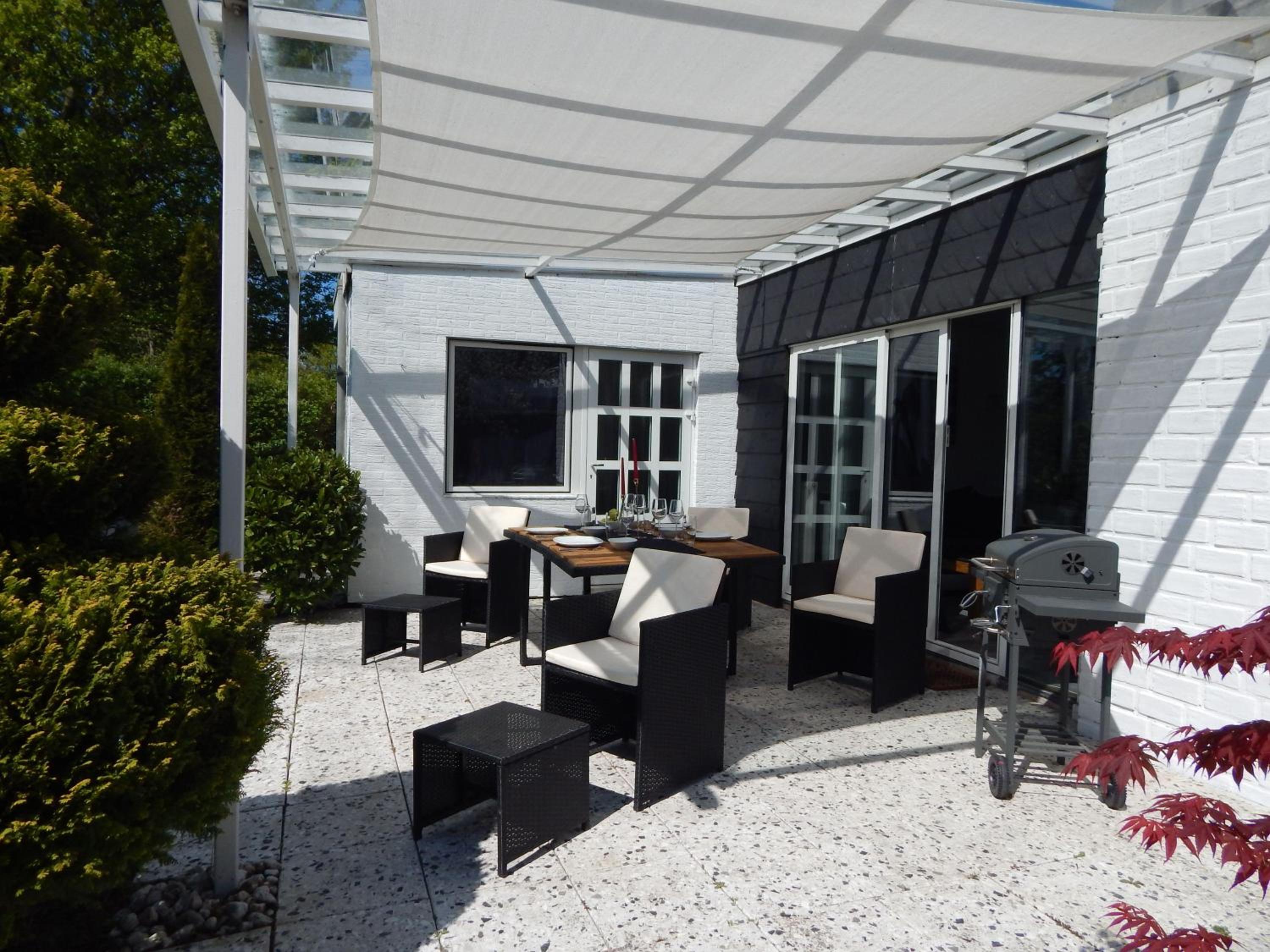 Wunderschoenes-freistehendes-Ferienhaus-an-der-See-Sauna-Strand-Yachthafen-WLAN view 3