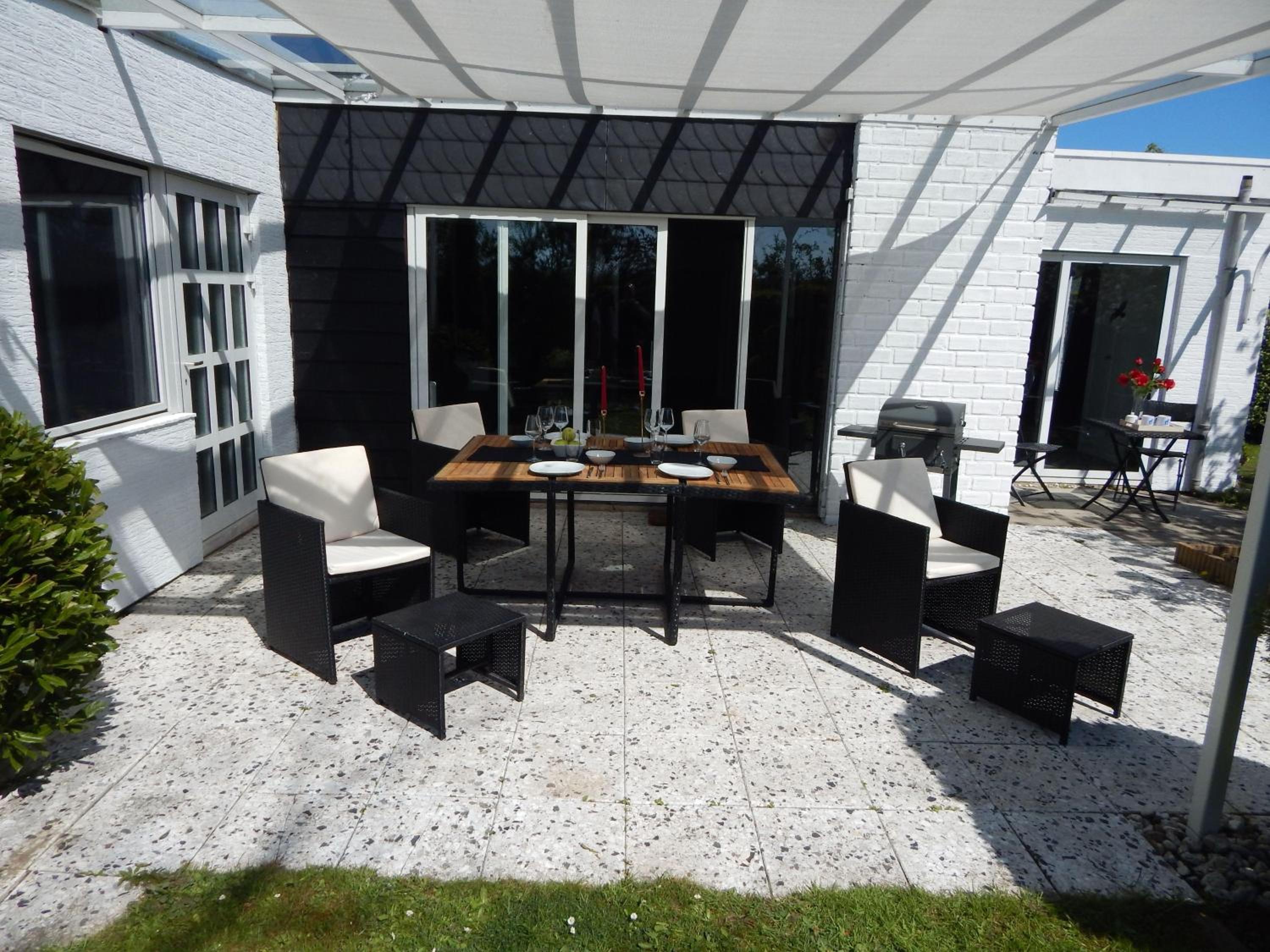 Wunderschoenes-freistehendes-Ferienhaus-an-der-See-Sauna-Strand-Yachthafen-WLAN view 2