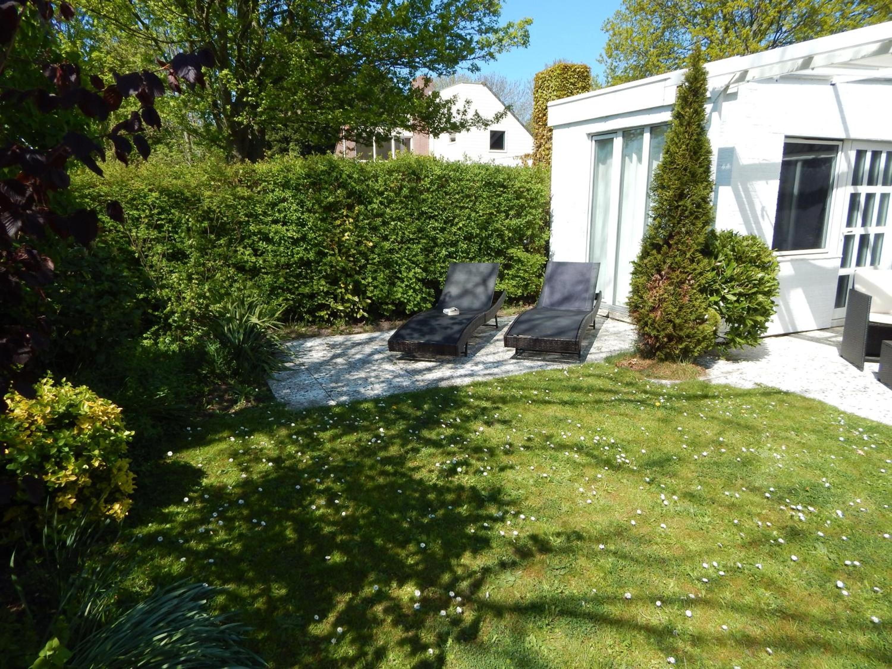 Wunderschoenes-freistehendes-Ferienhaus-an-der-See-Sauna-Strand-Yachthafen-WLAN view 5