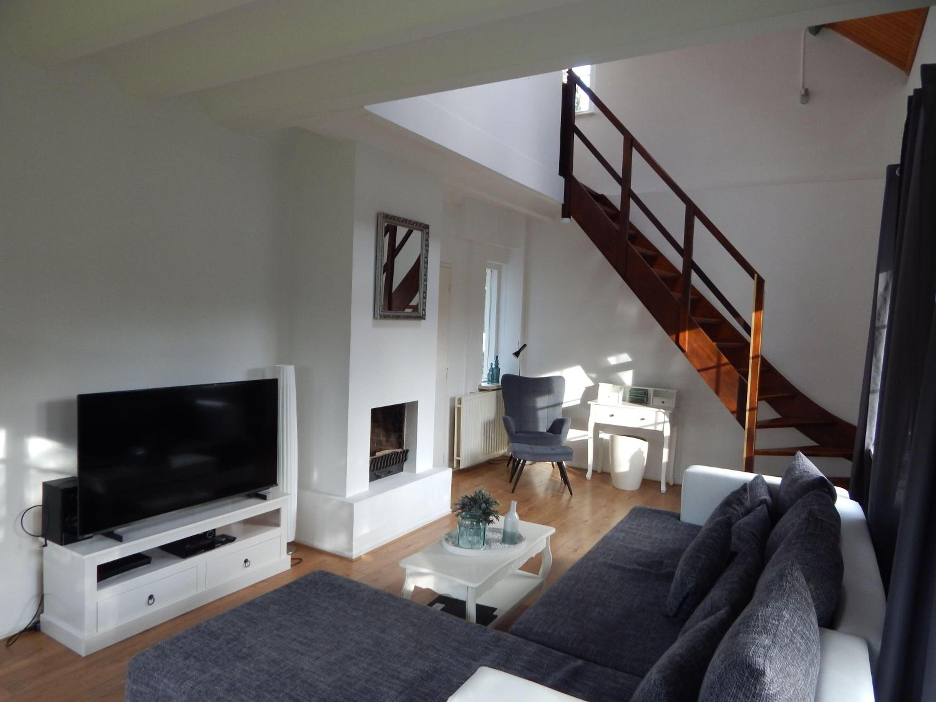 Traumhaftes-freistehendes-Ferienhaus-an-der-See-Strand-Yachthafen-W-Lan view 2