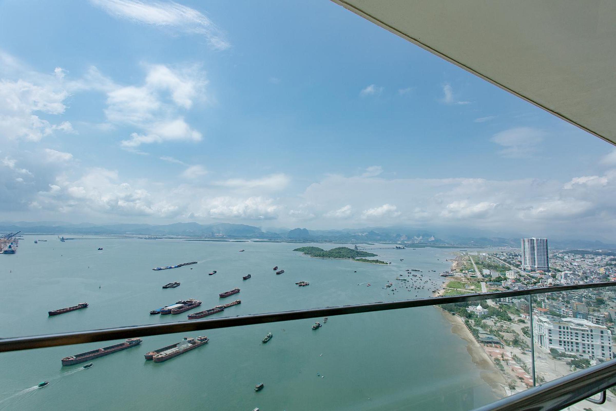 Luxury Green Diamond Ha Long view 2