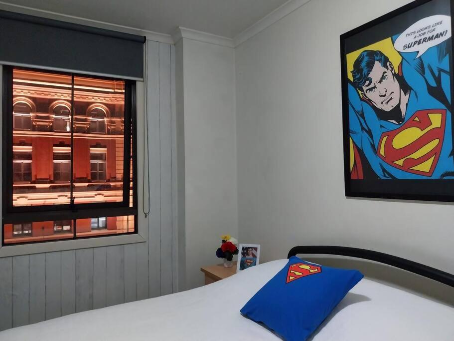 Superman Apartment Melbourne CBD - Image 4