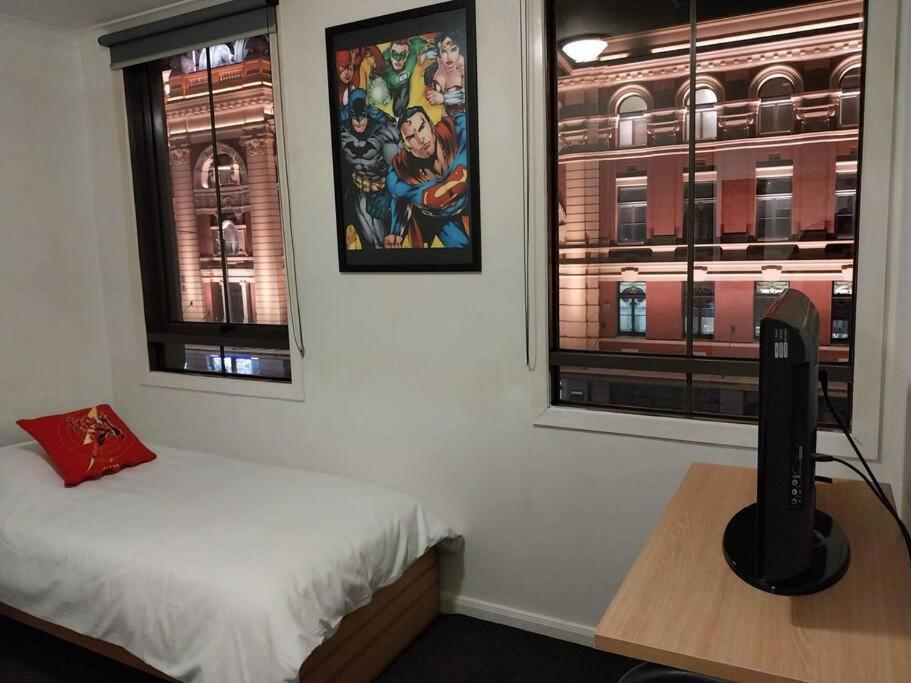 Superman Apartment Melbourne CBD - Image 5