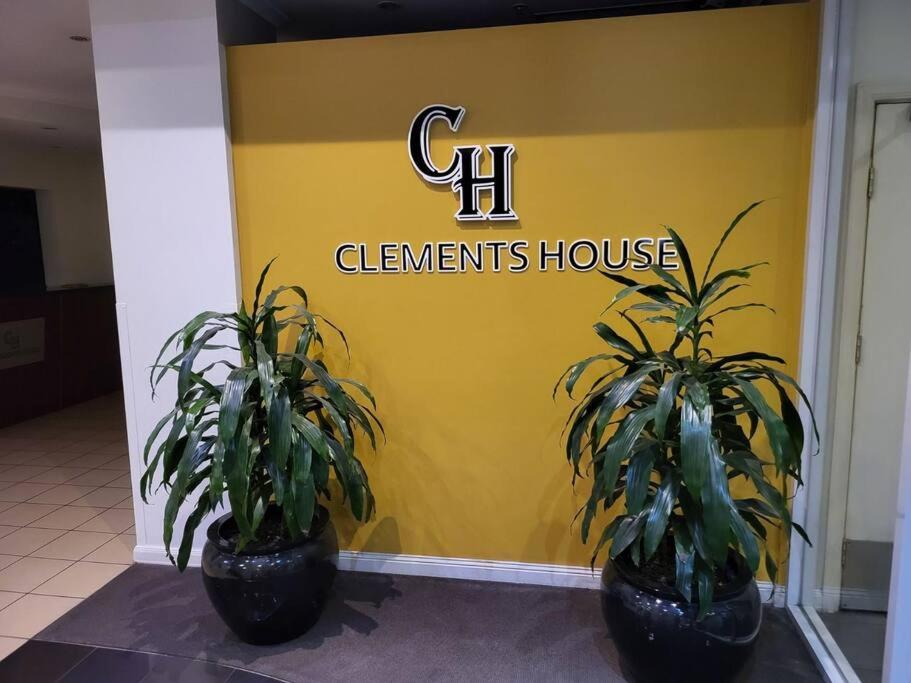 Superman Apartment Melbourne CBD - Image 1