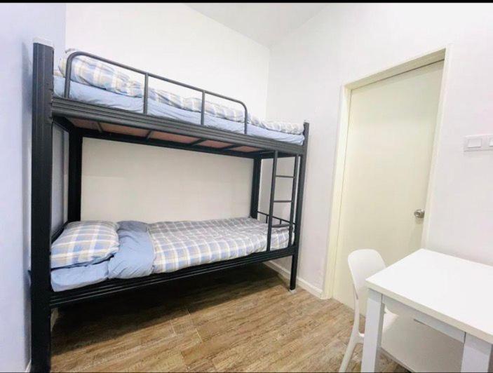 Cozy home in city center with free parking - 1A