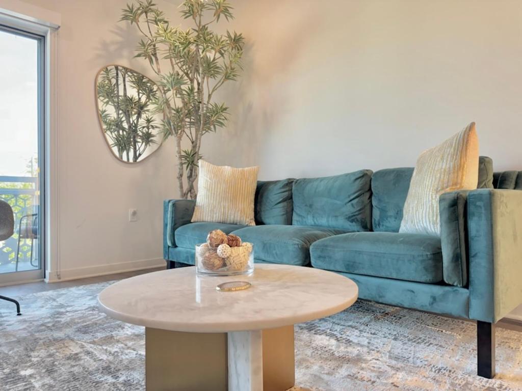 NEW One Bedroom Penthouse, Silver Lake + Parking!