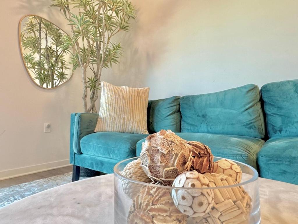 NEW One Bedroom Penthouse, Silver Lake + Parking!
