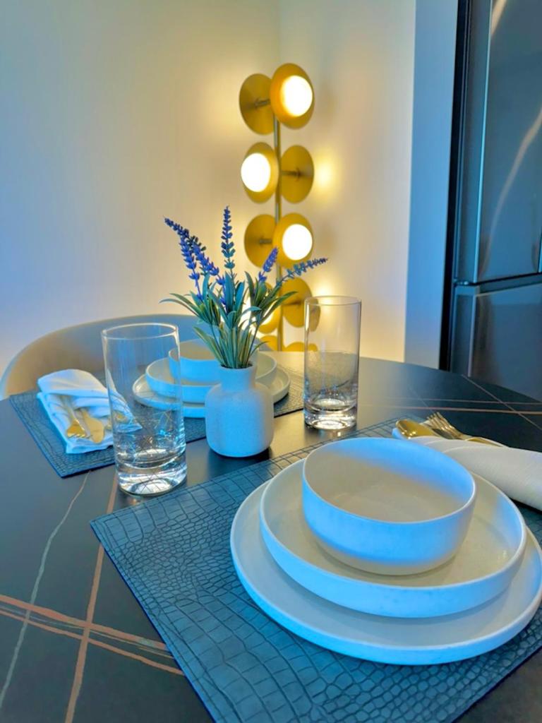 NEW One Bedroom Penthouse, Silver Lake + Parking!