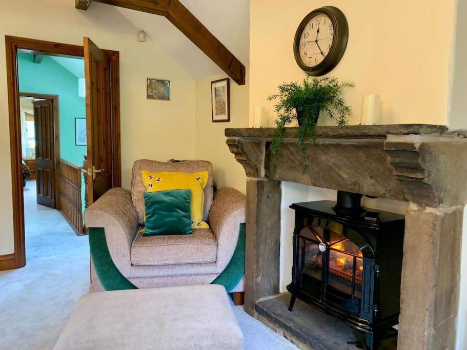 Bronte Stables - Cozy period house with parking and walled garden view 2
