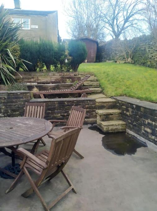 Bronte Stables - Cozy period house with parking and walled garden view 3