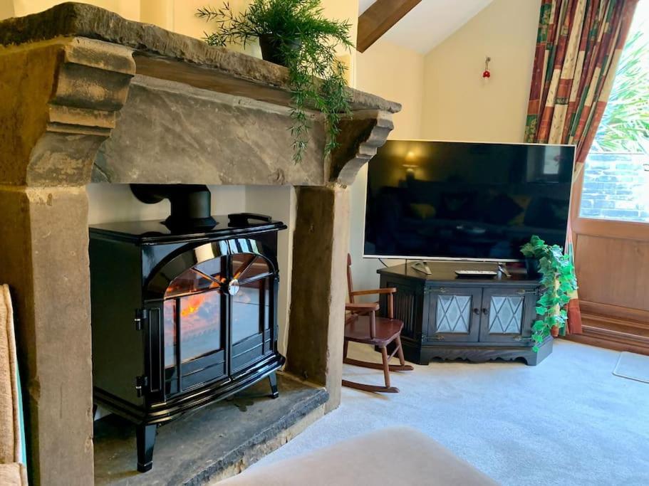 Bronte Stables - Cozy period house with parking and walled garden view 4