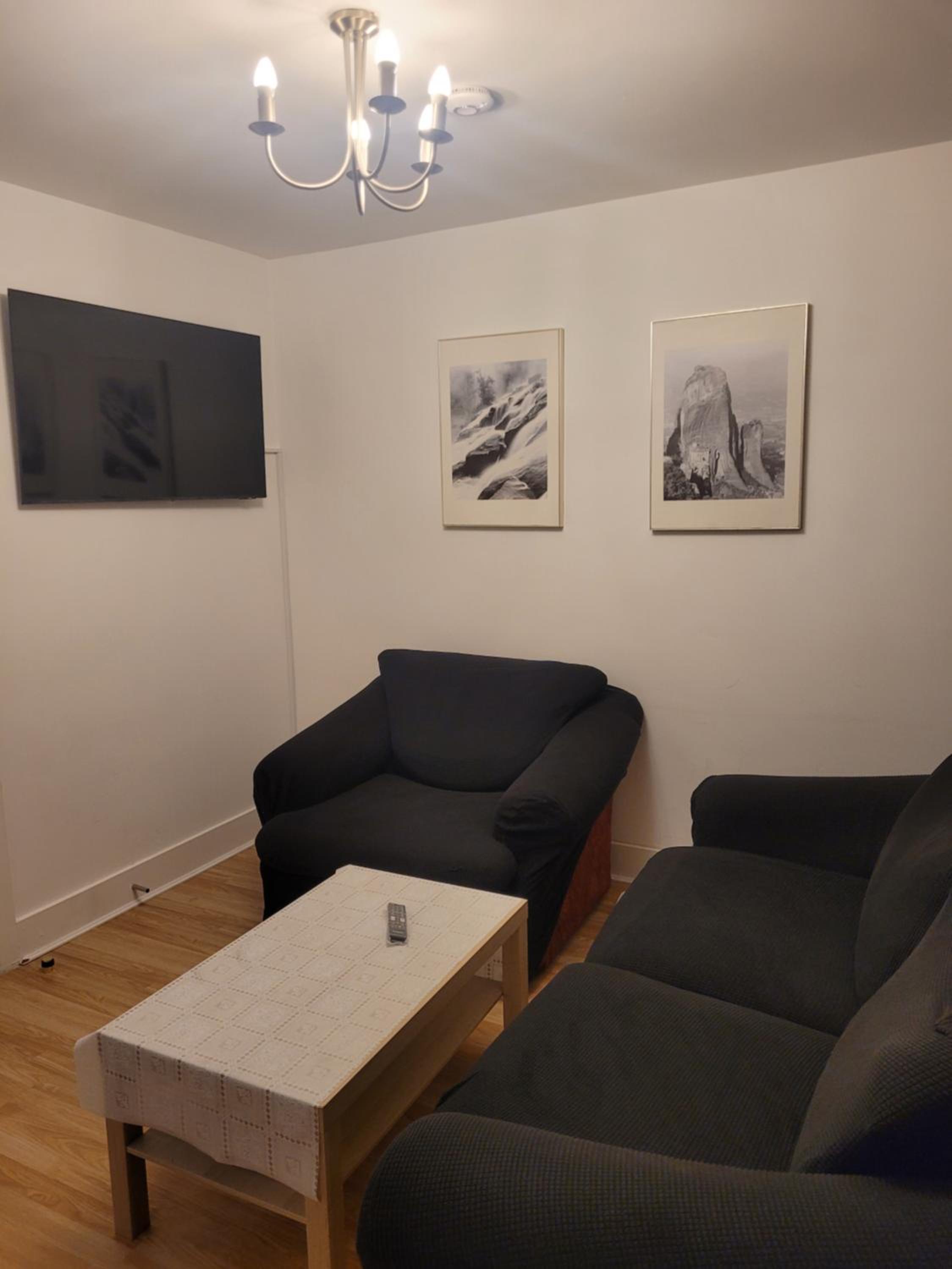 2 double bedrooms apartment near airport & town