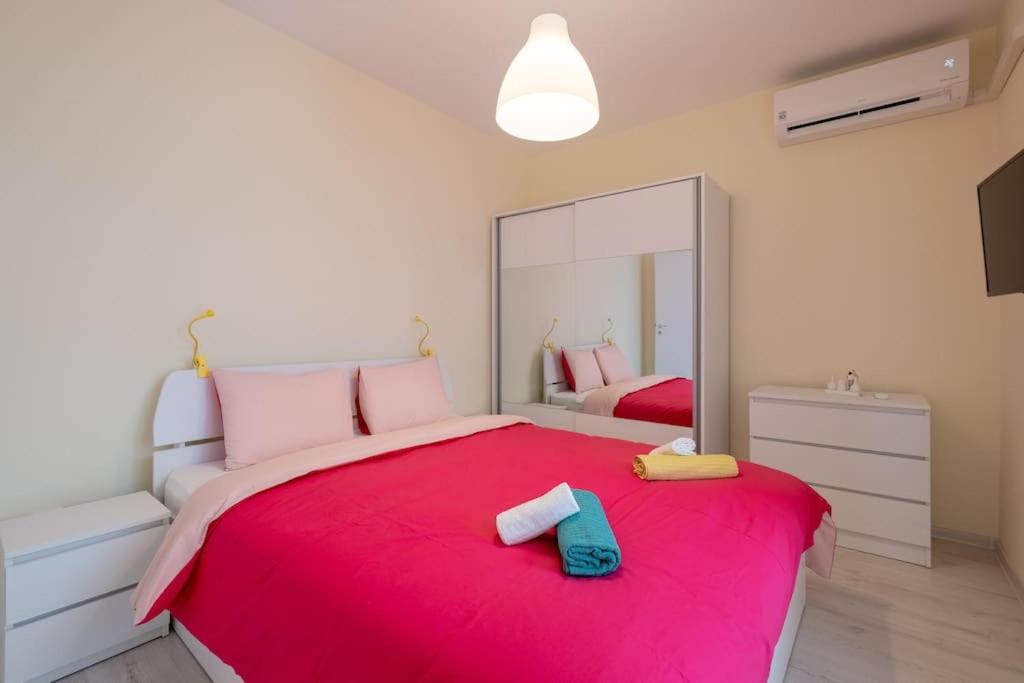 Bright & Chic Parkside Apartment