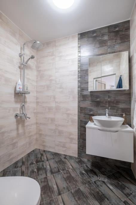 Bright & Chic Parkside Apartment