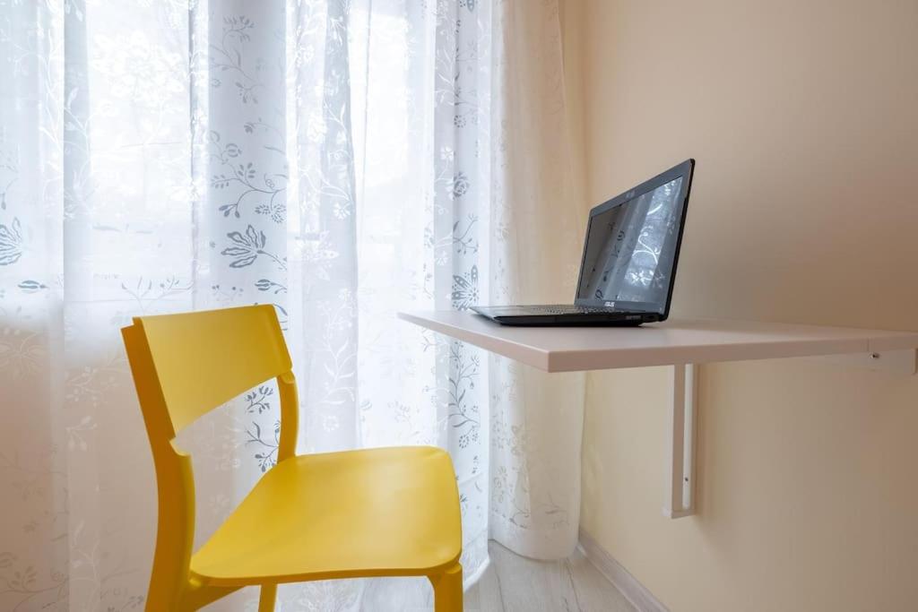 Bright & Chic Parkside Apartment