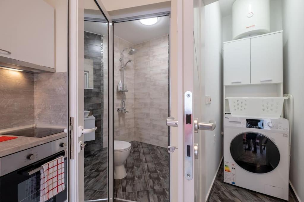 Bright & Chic Parkside Apartment