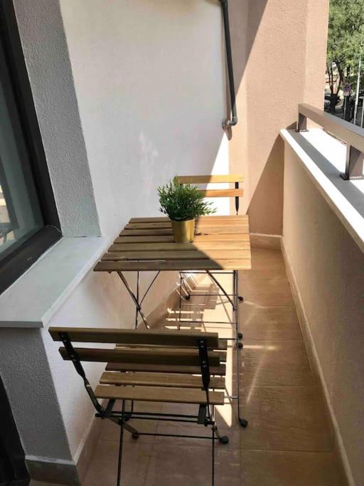Bright & Chic Parkside Apartment