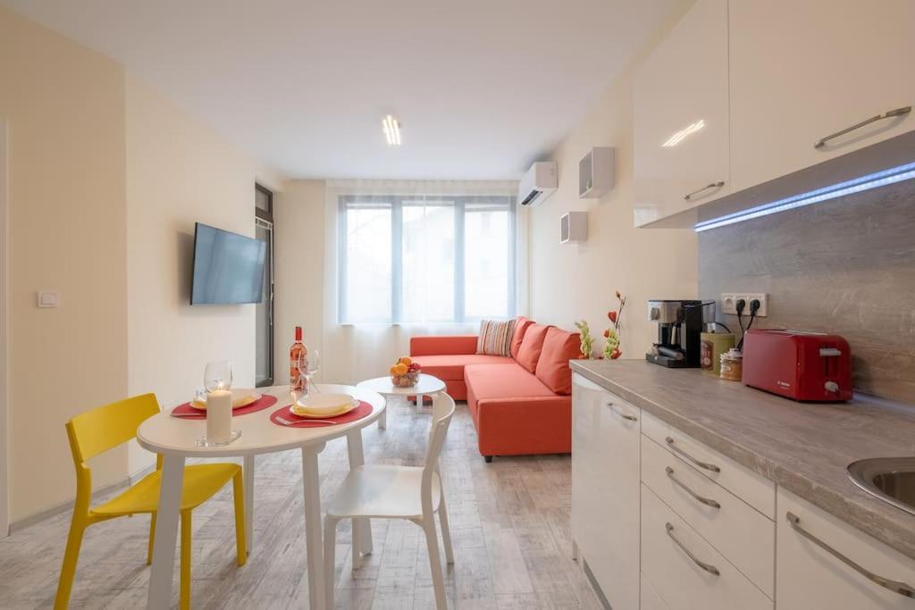 Bright & Chic Parkside Apartment