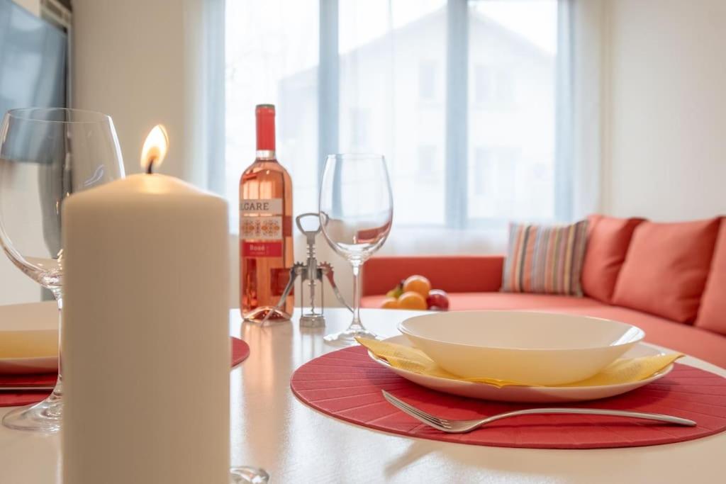 Bright & Chic Parkside Apartment