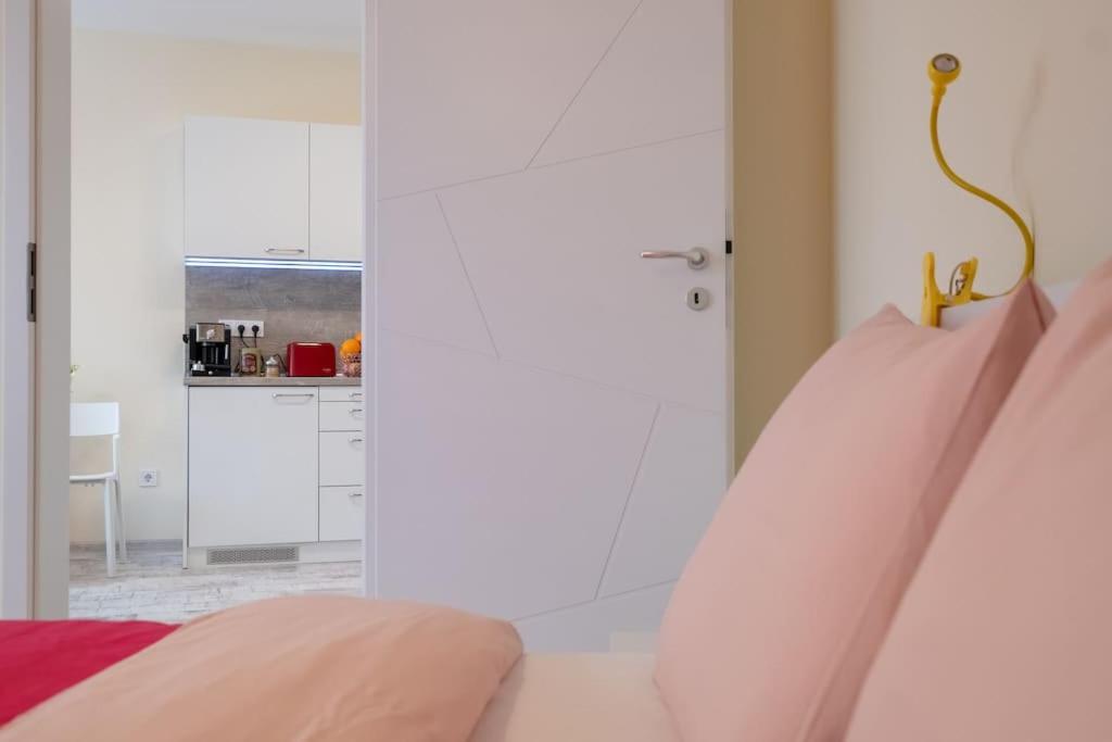 Bright & Chic Parkside Apartment
