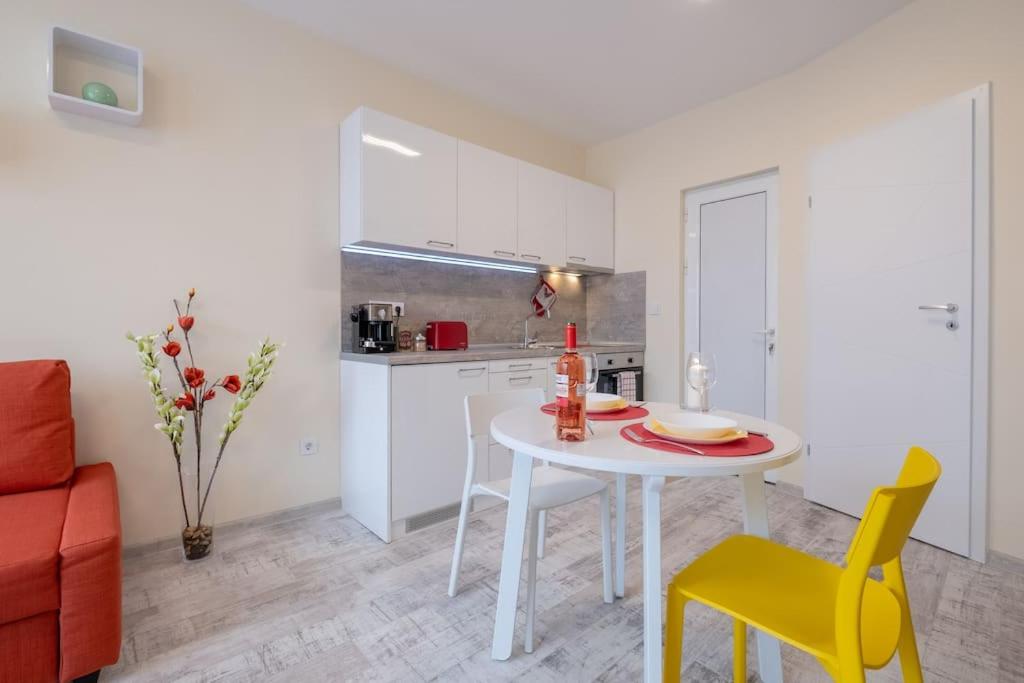 Bright & Chic Parkside Apartment
