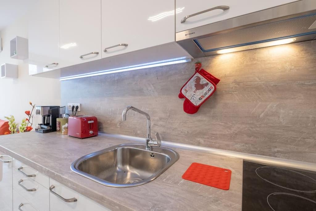 Bright & Chic Parkside Apartment